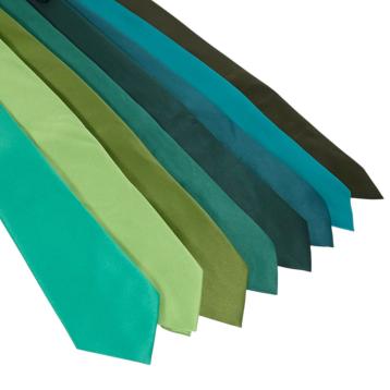 Cravatta classica uomo tinta unita liscia raso tonalità del verde