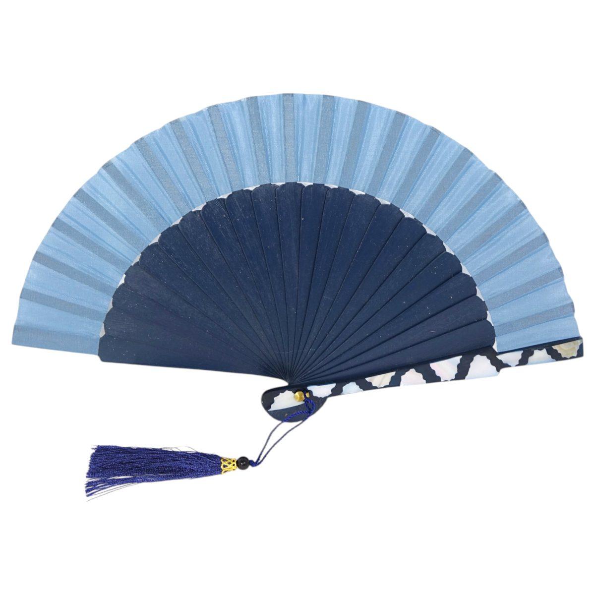 Ventaglio bicolore azzurro e blu con dettaglio laterale e nappina decorativa d.27 cm