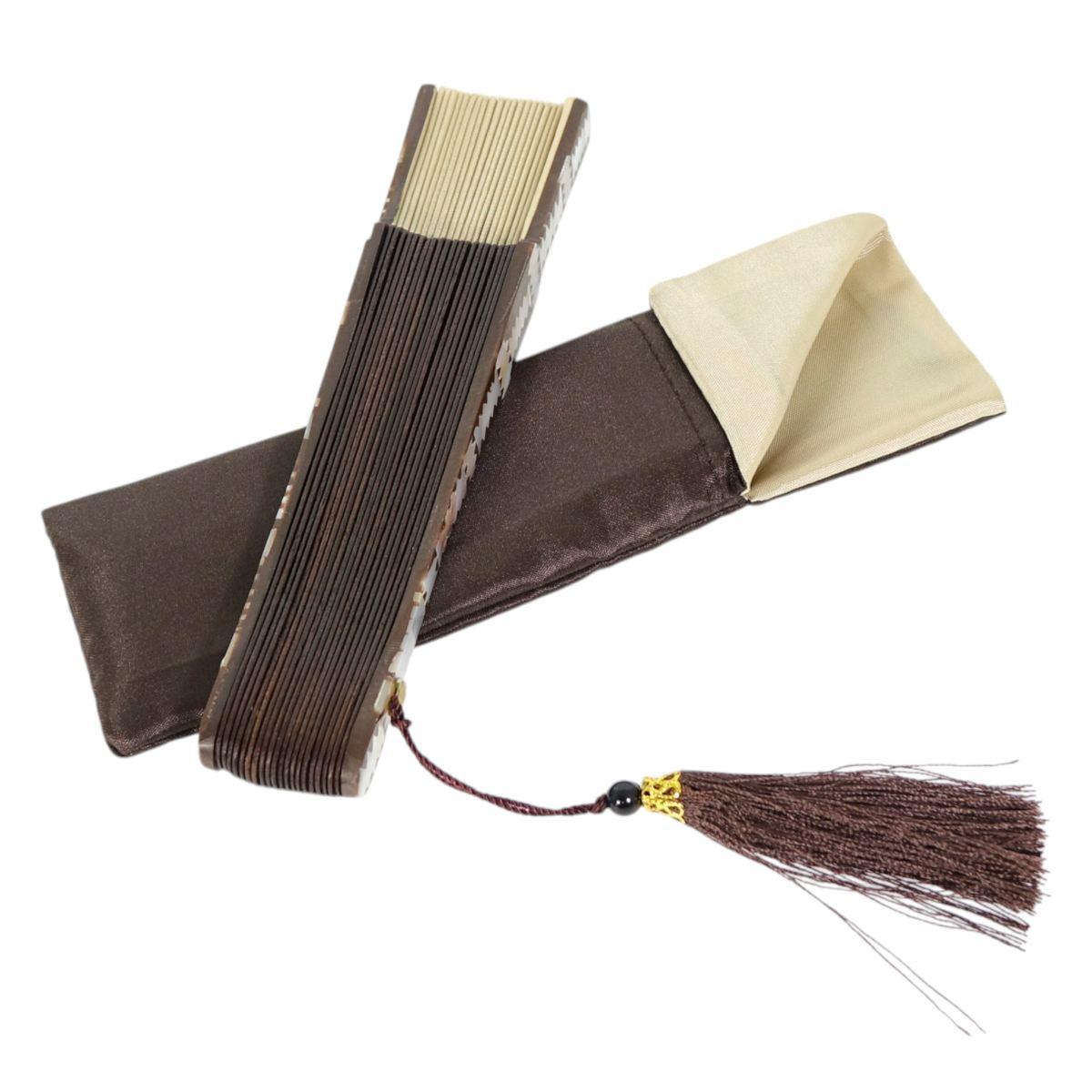 Ventaglio bicolore marrone e beige con dettaglio laterale e nappina decorativa d.27 cm