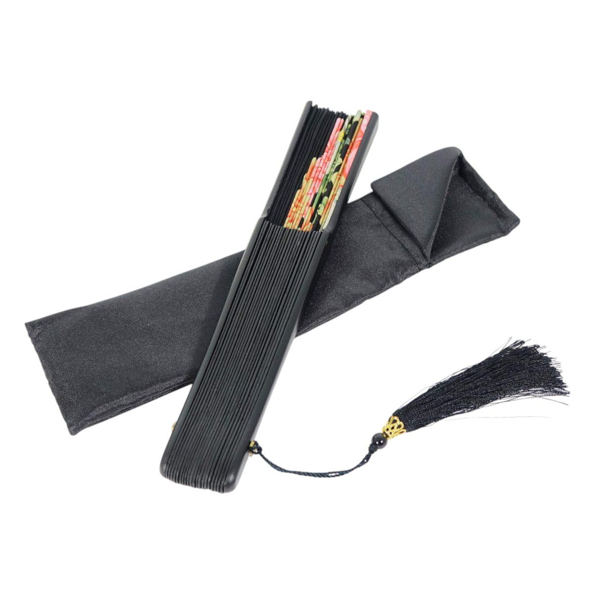 Ventaglio nero con stampa floreale e nappina decorativa d.34 cm